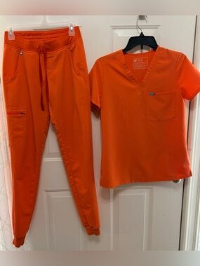 Figs V-Neck One-pocket sz XS and Zamora joggers XS Tall